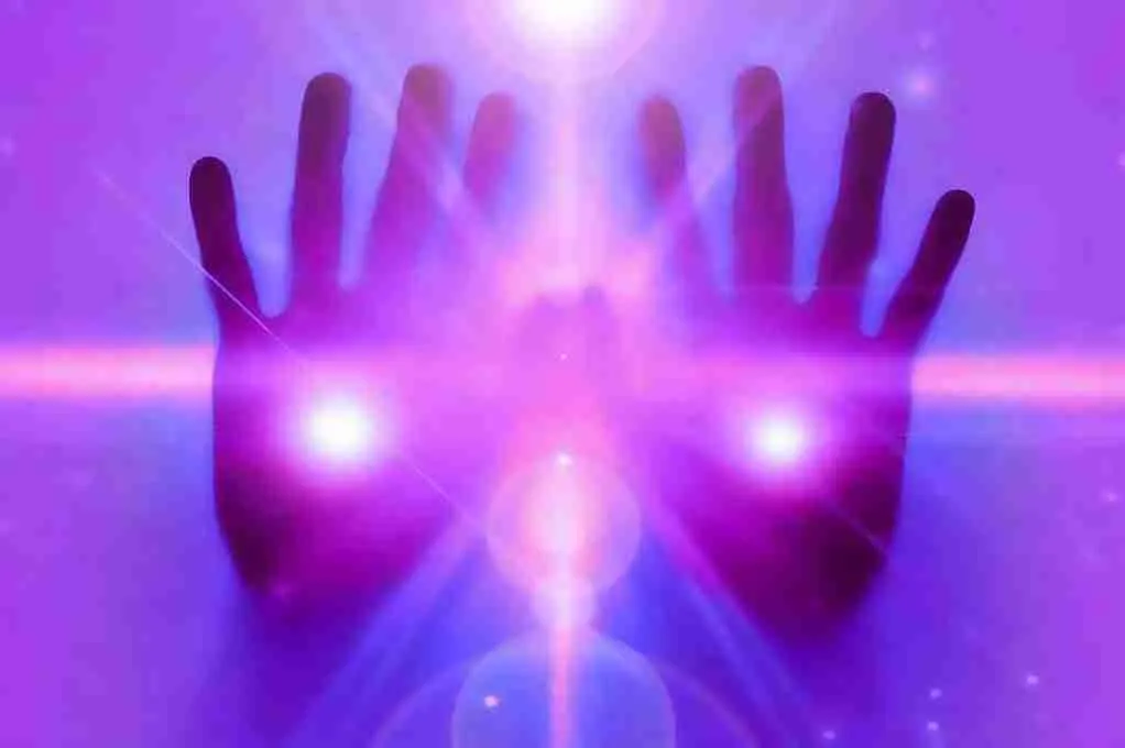 Dette billede har en tom ALT-egenskab (billedbeskrivelse). Filnavnet er Reiki-Healing.webp